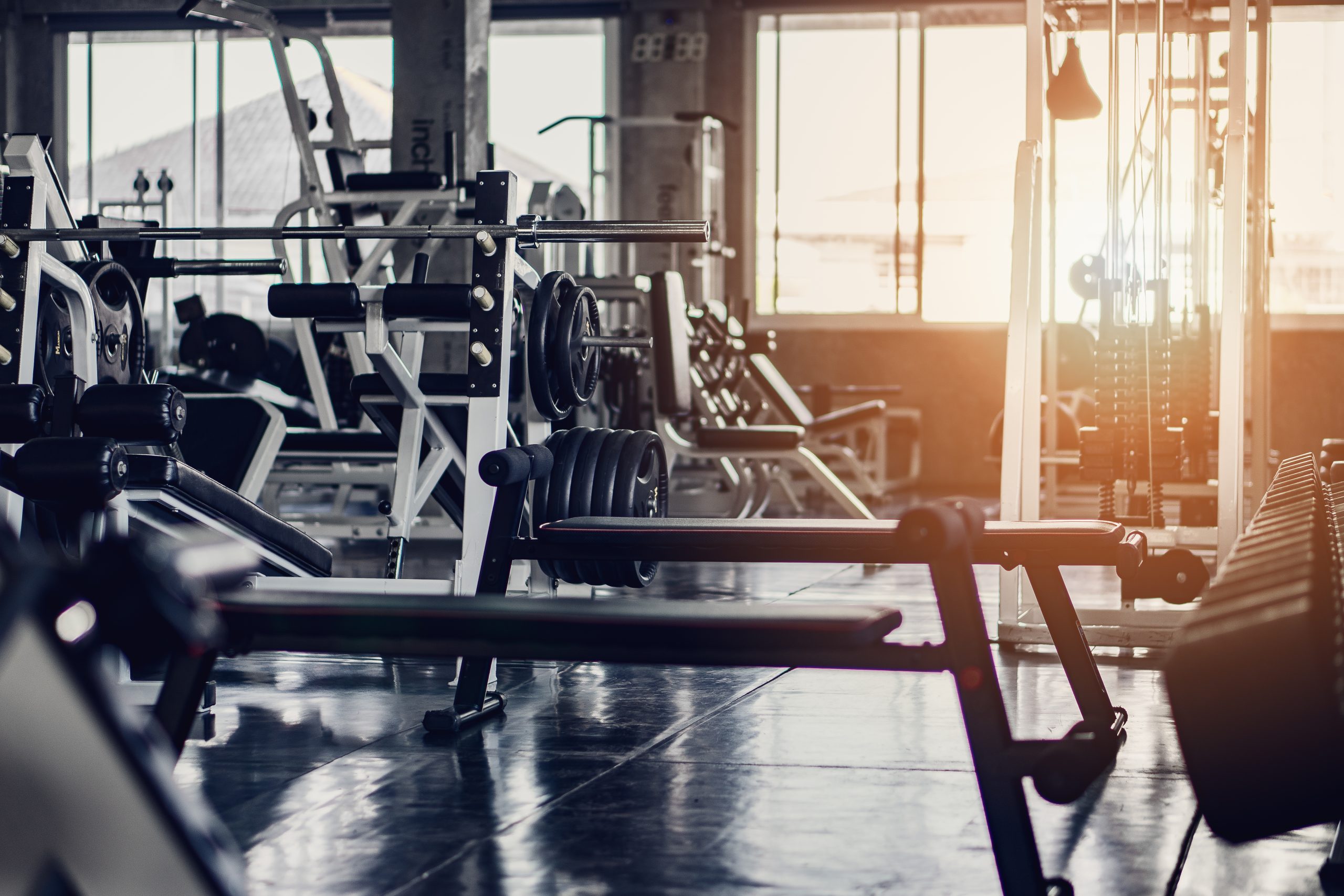 interior background of room in gym or fitness center fully equip fitnesscentrum scaled - Vodíková voda