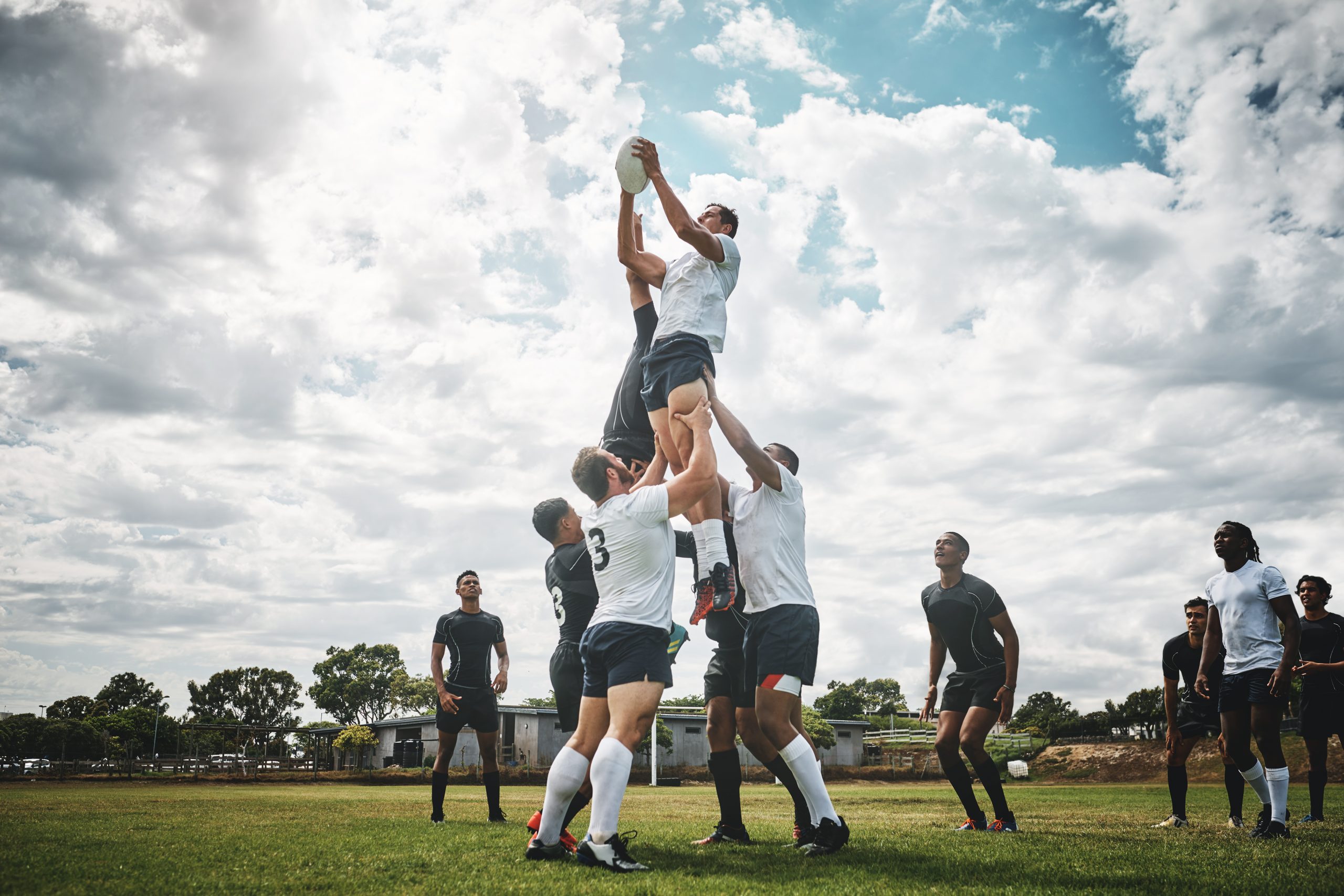 Reach for the sky. Shot of two rugby teams competing over a ball during a line out of a rugby match outside on a filed. sportovyklub scaled - Vodíková voda